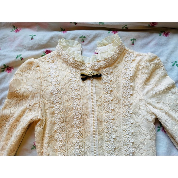 Lace Top With Brooch - Picture 3 of 9